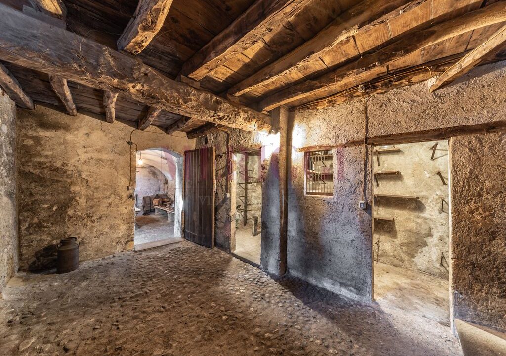 cantina con travi a vista - villa epoca erba - vendita - meriggi