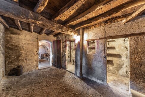 cantina con travi a vista - villa epoca erba - vendita - meriggi