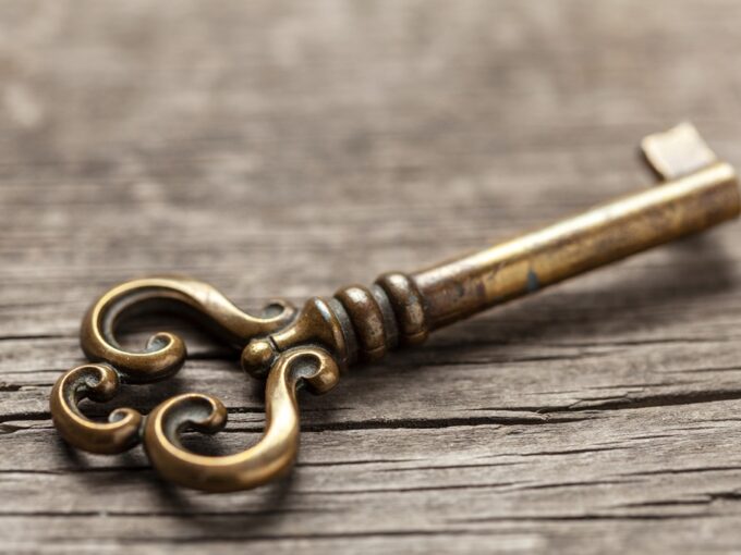 chiave-antica-su-un-tavolo-di-legno