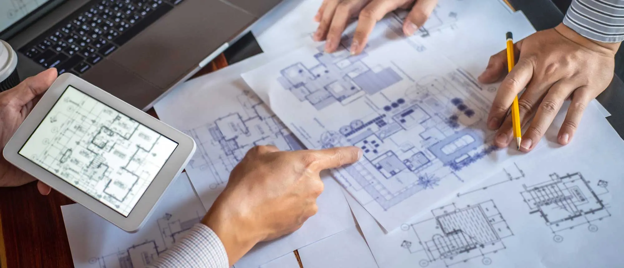 Esperti che discutono di progetti e planimetrie di una villa