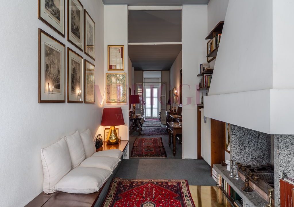 corridoio dal lato camino - villa vendita - cesano maderno - meriggi