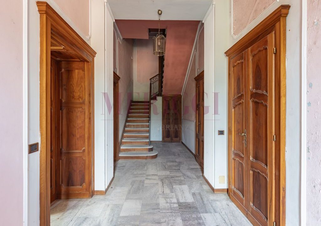 corridoio e scale - villa Asso - vendita - Meriggi