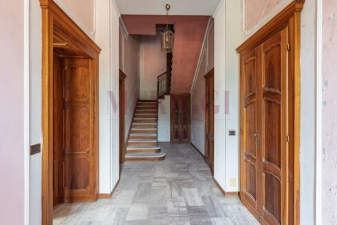 corridoio e scale - villa Asso - vendita - Meriggi