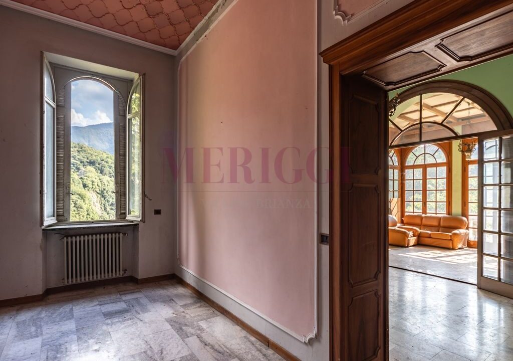 corridoio e veranda con vista panoramica - villa Asso - vendita - Meriggi
