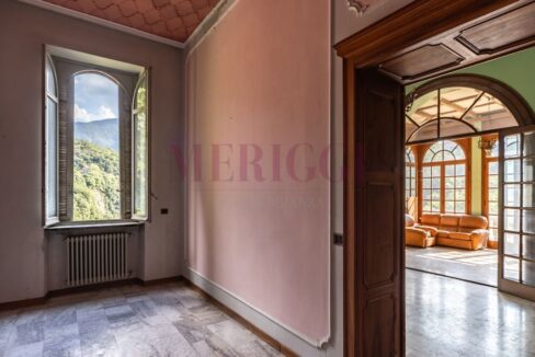 corridoio e veranda con vista panoramica - villa Asso - vendita - Meriggi