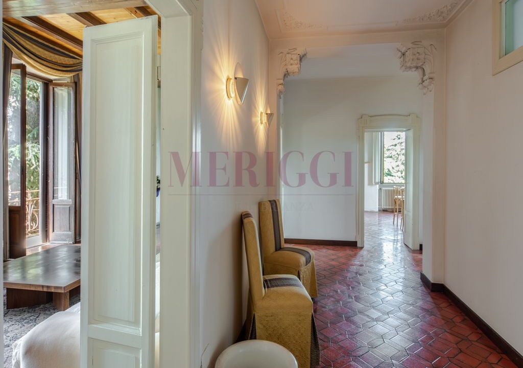 corridoio e vista soggiorno - villa Oggiono - vendita - Meriggi