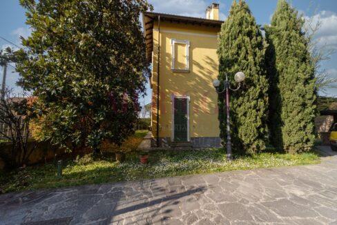 corsello autorimessa e facciata- villa vimercate - vendita - meriggi