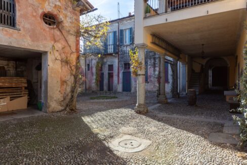 corte con portico e stalla - villa epoca erba - vendita - meriggi