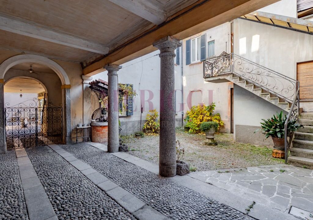 corte interna con pozzo - villa epoca erba - vendita - meriggi