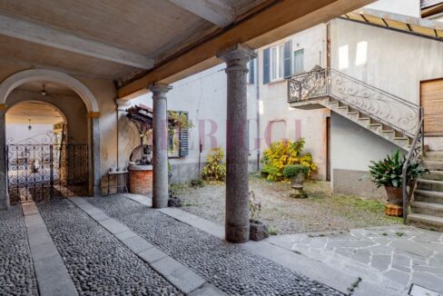 corte interna con pozzo - villa epoca erba - vendita - meriggi