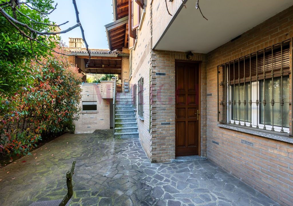 cortile e ingresso secondario dal lato interno della villa a seregno, meriggi