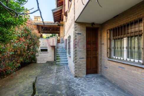 cortile e ingresso secondario dal lato interno della villa a seregno, meriggi
