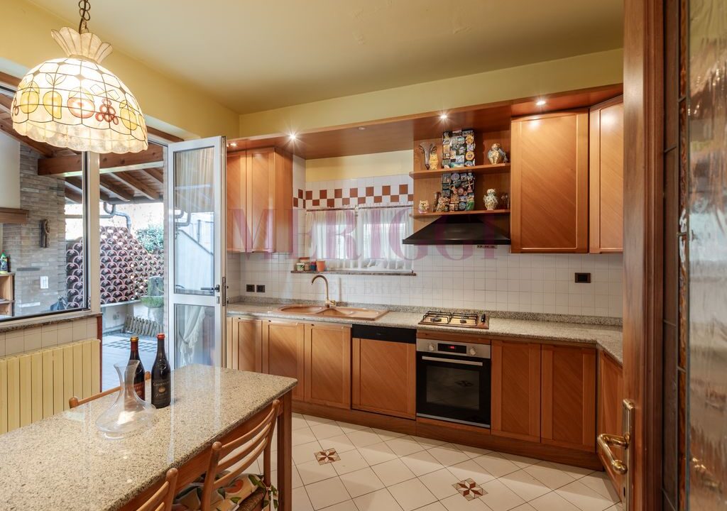 cucina abitabile con uscita sul portico. Seregno via Valassina, villa in vendita agenz
