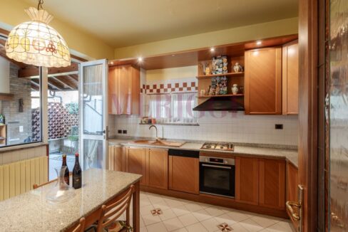 cucina abitabile con uscita sul portico. Seregno via Valassina, villa in vendita agenz
