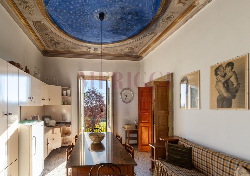 cucina con affreschi - villa epoca erba - vendita - meriggi