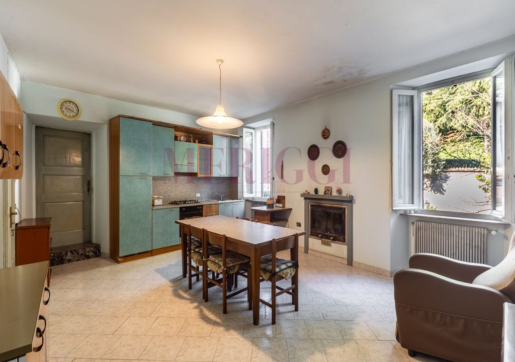 cucina con camino - villa epoca erba - vendita - meriggi