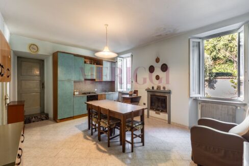 cucina con camino - villa epoca erba - vendita - meriggi