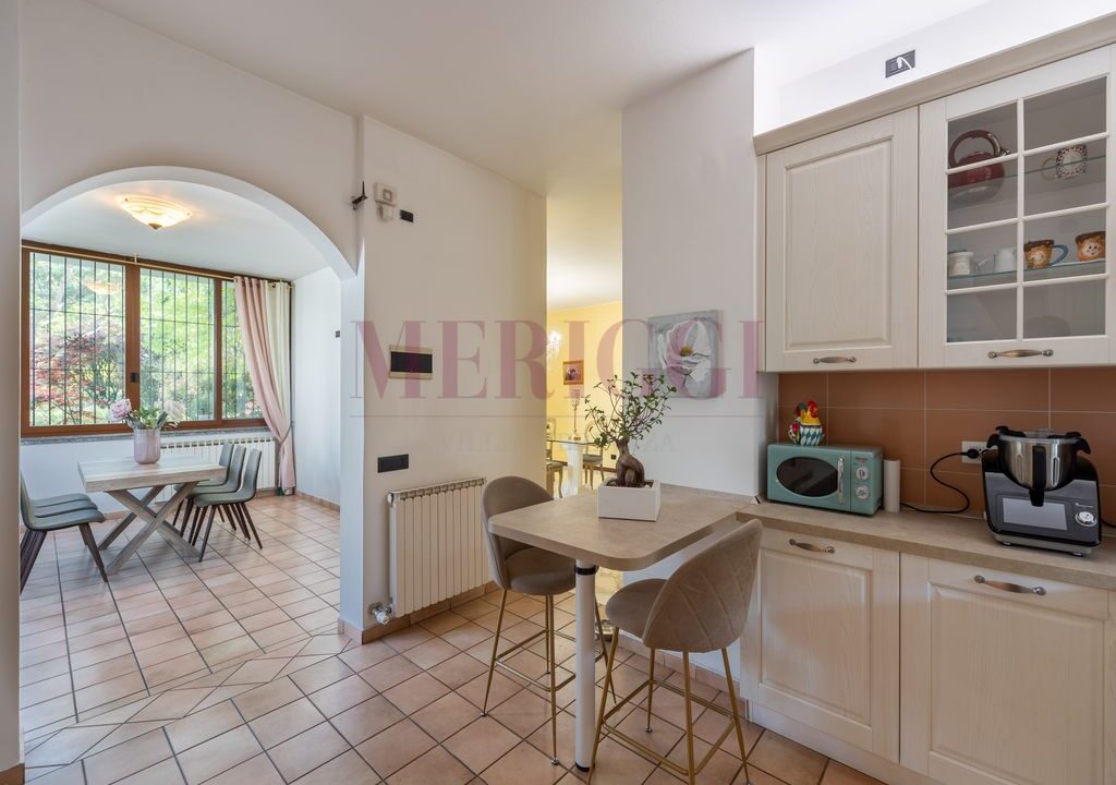 cucina con vista veranda - villa oreno - vendita - meriggi