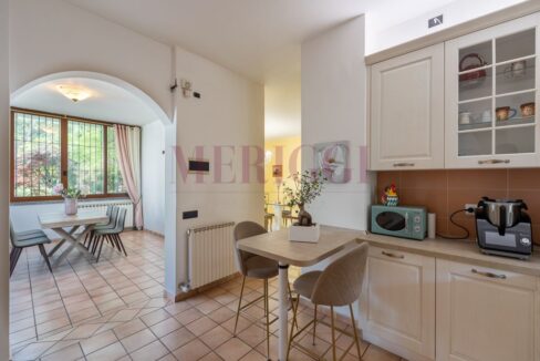cucina con vista veranda - villa oreno - vendita - meriggi