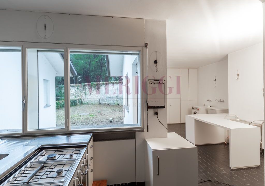 cucina e lavanderia - villa alzate brianza - vendita - meriggi