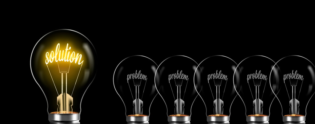 disegno-di-lampadine-spente-con-scritto-problema-e-una-accesa-con-scritto-soluzione