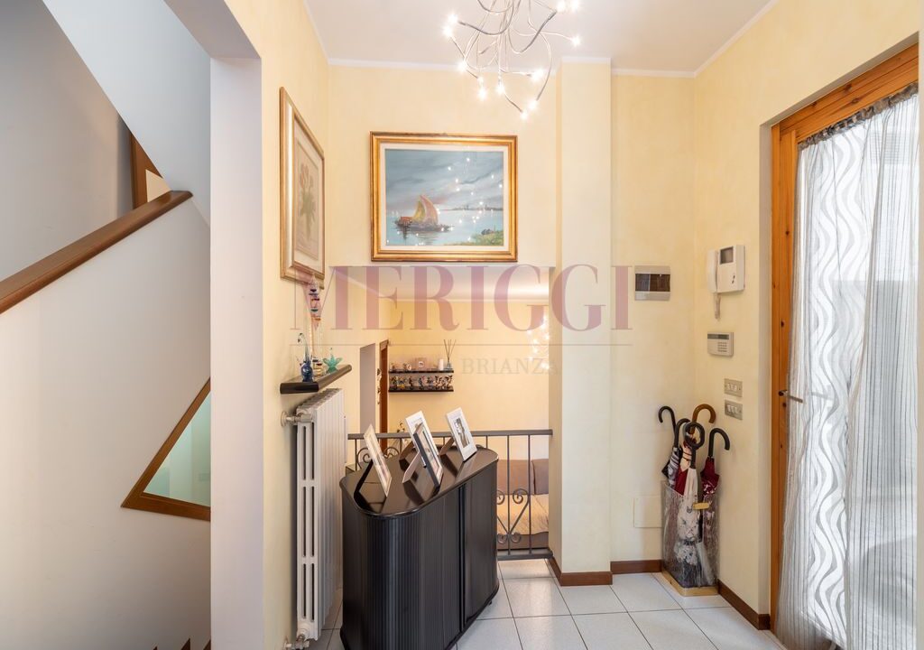 disimpegno di ingresso e scale. Meriggi villa a Calolziocorte in vendita