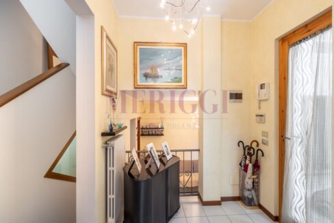 disimpegno di ingresso e scale. Meriggi villa a Calolziocorte in vendita