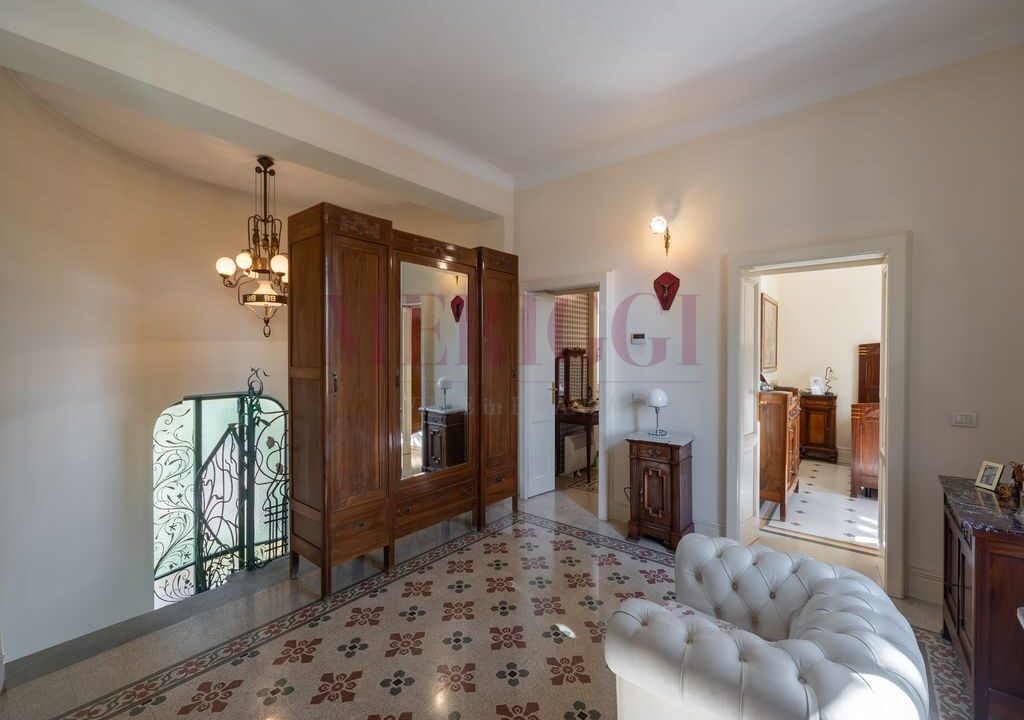 disimpegno primo piano e scala - villa vimercate - vendita - meriggi