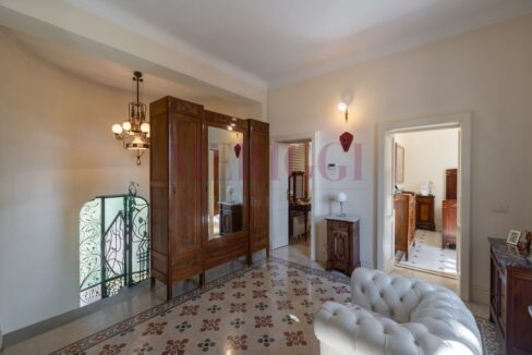 disimpegno primo piano e scala - villa vimercate - vendita - meriggi