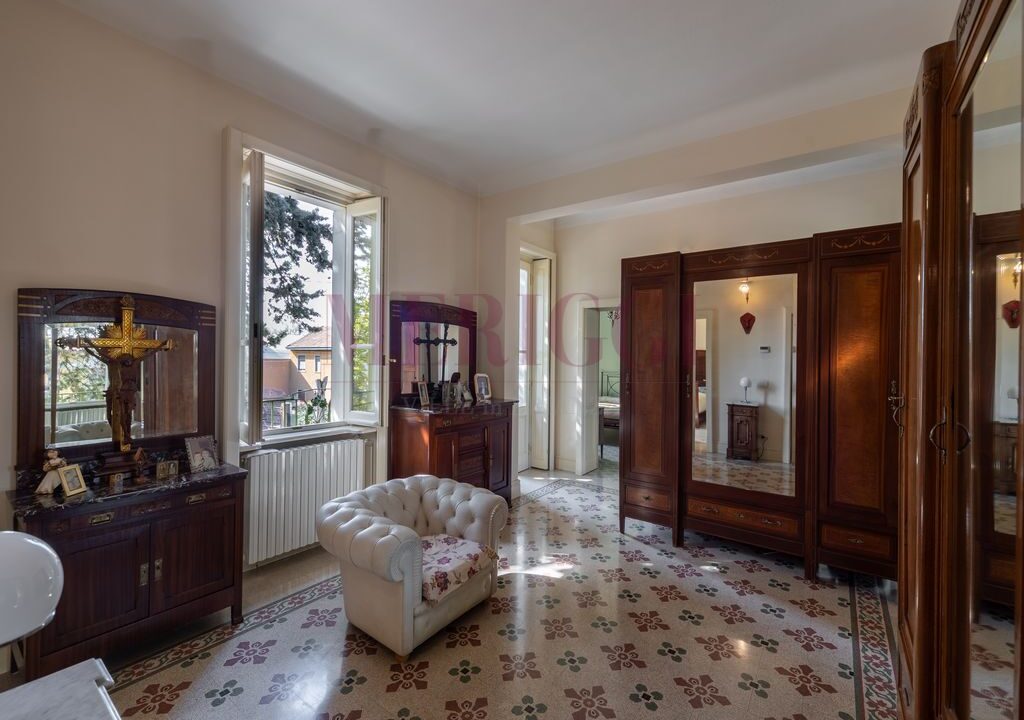 disimpegno primo piano e vista finestra- villa vimercate - vendita - meriggi