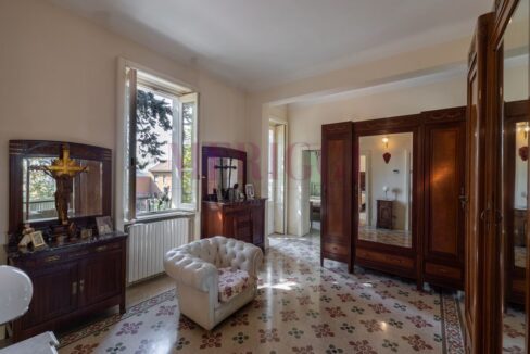 disimpegno primo piano e vista finestra- villa vimercate - vendita - meriggi