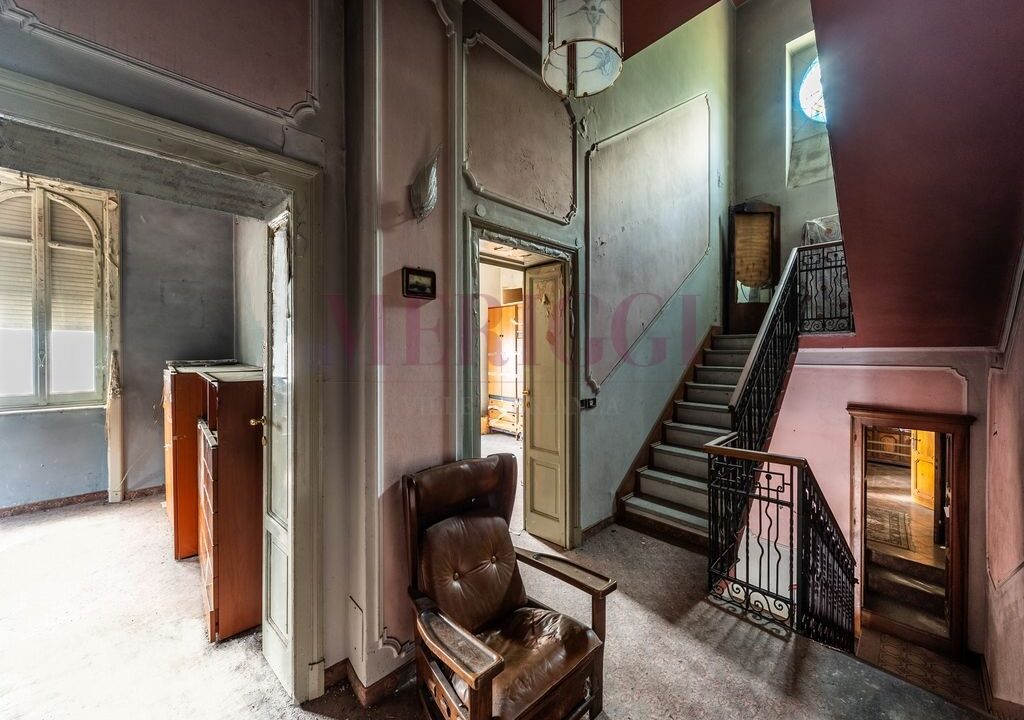 disimpegno primo piano e vista scala - villa Asso - vendita - Meriggi