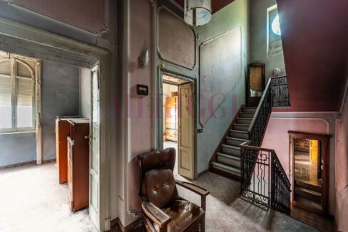disimpegno primo piano e vista scala - villa Asso - vendita - Meriggi