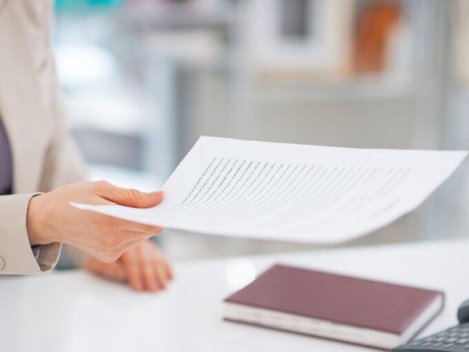 una mano di donna consegna un documento