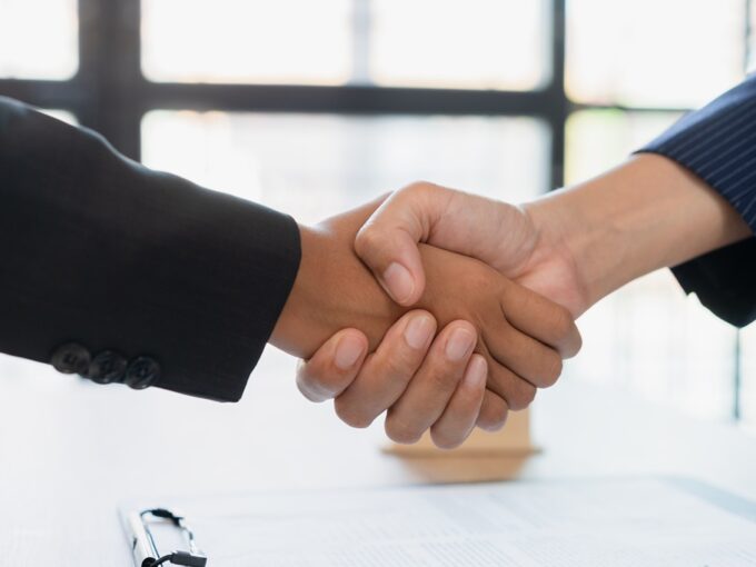 due-mani-che-si-stringono-in-primo-piano