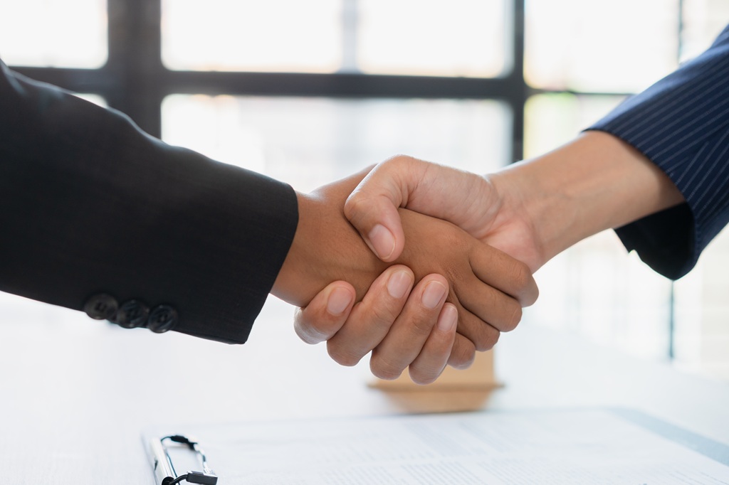 due-mani-che-si-stringono-in-primo-piano