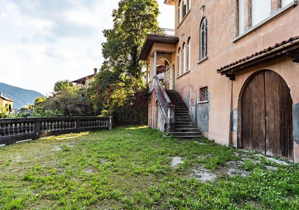 facciata con scala ingresso e giardino - villa Asso - vendita - Meriggi