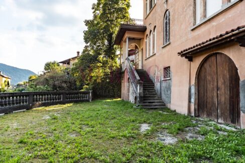 facciata con scala ingresso e giardino - villa Asso - vendita - Meriggi