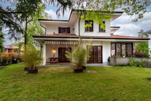 facciata della villa lato sud - villa oreno - vendita - meriggi