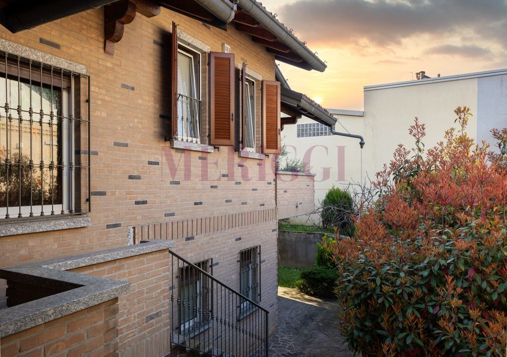 facciata della villa verso lato interno