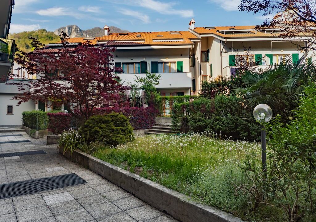 facciata e giardino condominiale. Calolziocorte vendita villa