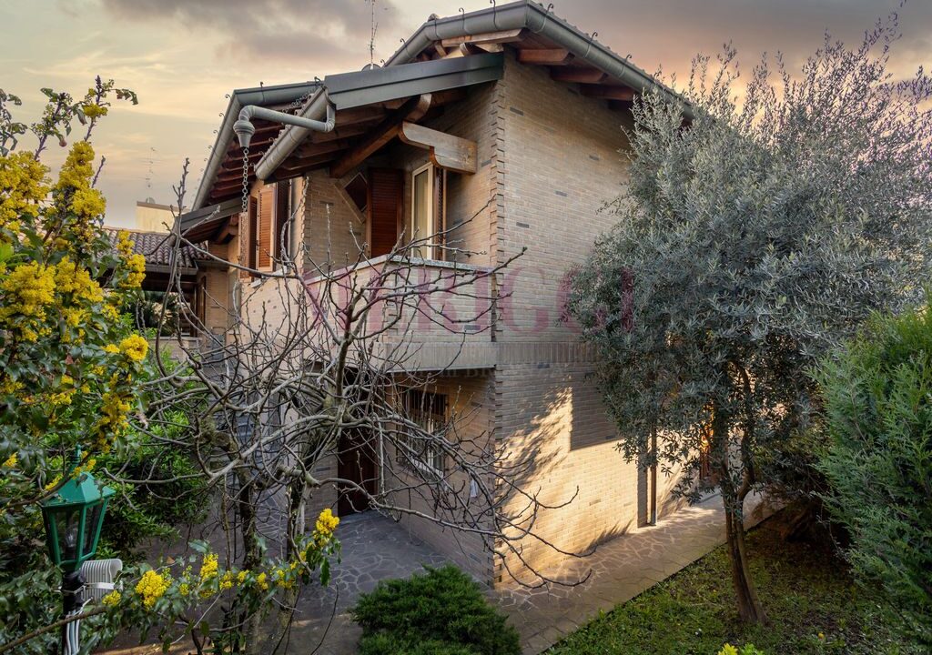 facciata e giardino lato nord, villa in vendita a seregno, meriggi