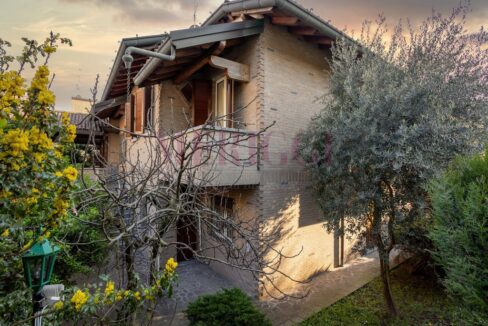 facciata e giardino lato nord, villa in vendita a seregno, meriggi