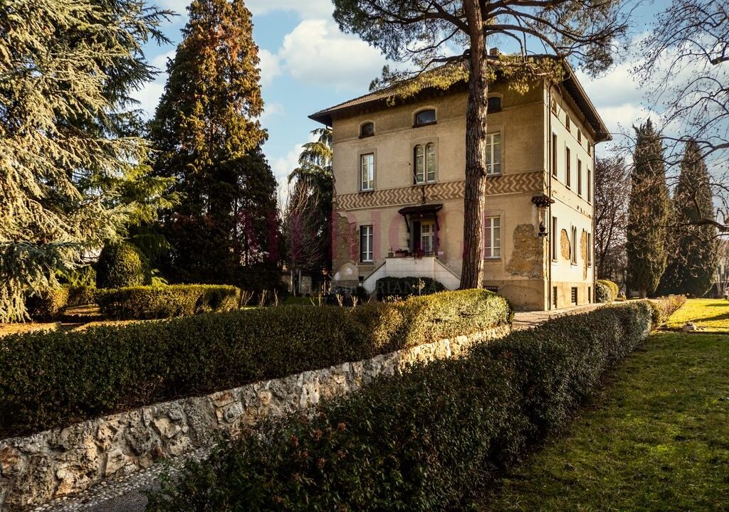 facciata e vialetto - villa epoca Robbiate - Meriggi
