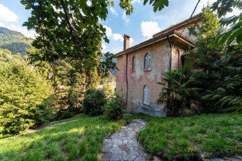 facciata nord con giardino - villa Asso - vendita - Meriggi