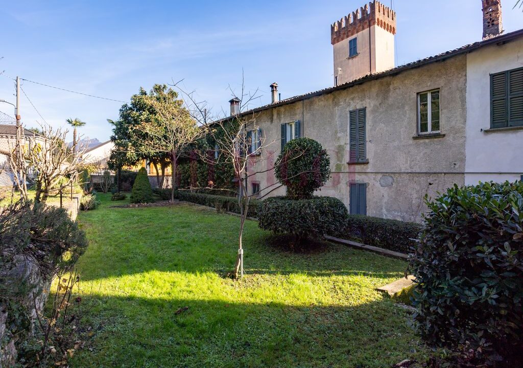 facciata nord con torretta - villa epoca erba - vendita - meriggi