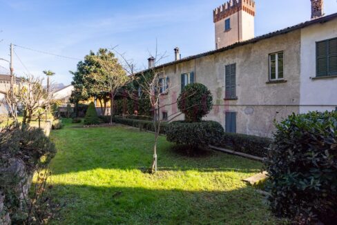 facciata nord con torretta - villa epoca erba - vendita - meriggi