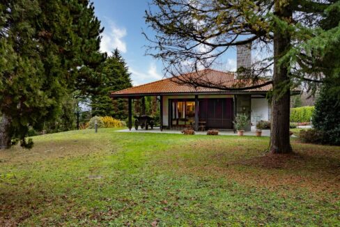 facciata ovest e giardino - villa a sirtori - vendita - meriggi