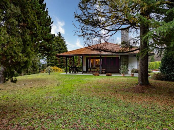 facciata ovest e giardino - villa a sirtori - vendita - meriggi