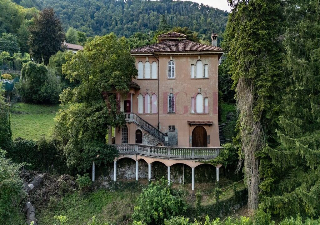 facciata-principale-lato-est-villa-Asso-vendita-Meriggi-1